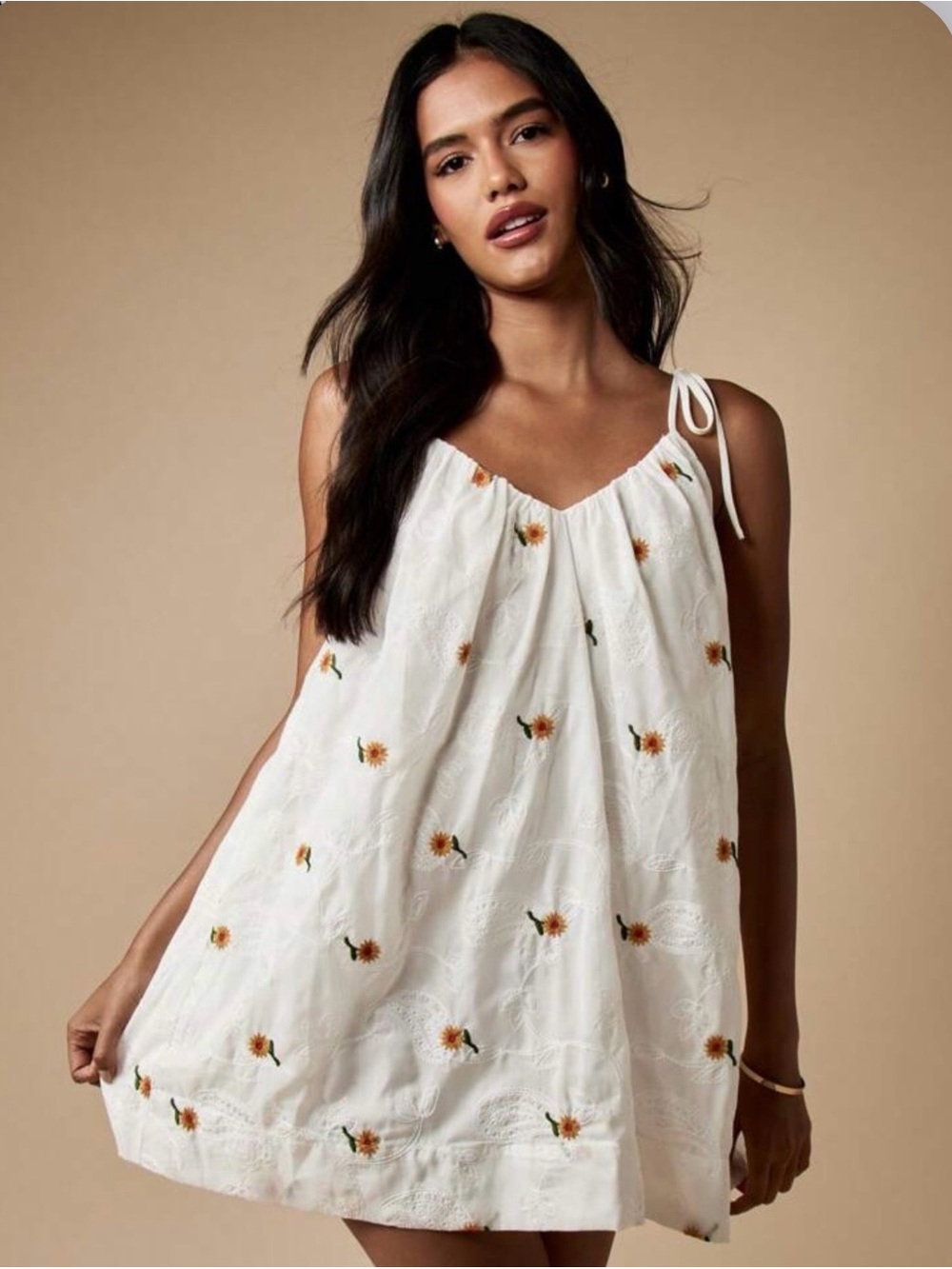 🌻Misguided White Floral Embroidered Tie-Shoulder Skirt🌻